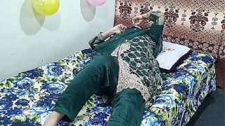 Seorang Wanita India Bersuami Panggil Bocah Muda, Lalu Digebukin Habis-habisan Sambil Teriak-teriak Dalam Bahasa Hindi.
