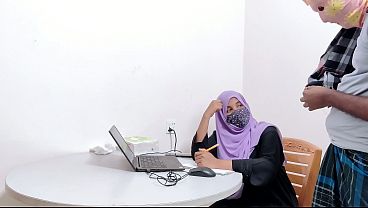 Bankir Cantik Berjilbab Digarap Kasar Petani Kampung, Desi Chudai Panas