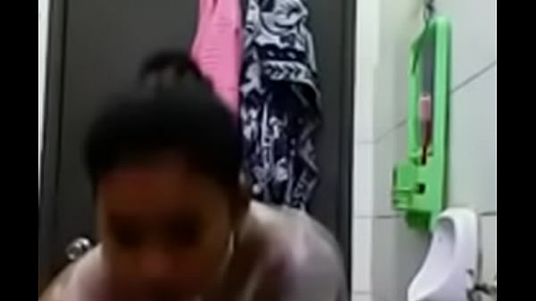 Narsis Banget, Ngaca Sambil Col*