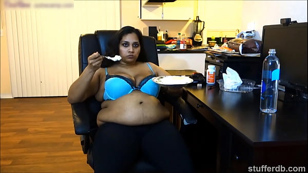 Desi Rose Doyan Banget Ngeces Pie Basah!