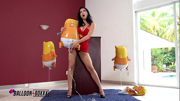 Rusia Milf Crystal Rush Nge-bokong Balon Trump Sambil Meringis