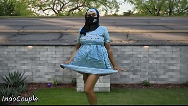 Hijab Mahasiswi Muslim Jogging Di Publik, Ngocok Mulut Demi Duit
