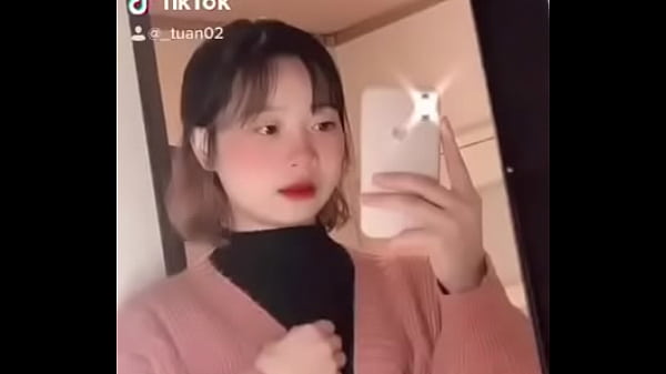 Goyangin Pantat Mulus, Bibir Merah Basah, Siap Bikin Lo Tegang.