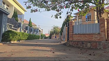 Mama Arab Ngajak Kencing Di Luar Rumah Dekat Jalan Sambil Mainin Memek
