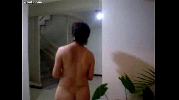 Ibu-ibu Montok Siram Tanaman, Goyang Pantat Basah Kuyup.