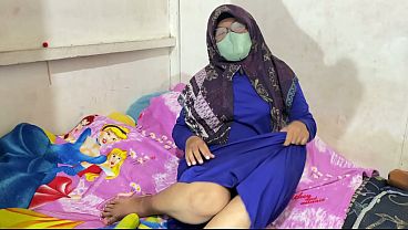 Wanita Berhijab Lagi Mainin Diri Sendiri, Desahan Pelan Bikin Makin Panas.