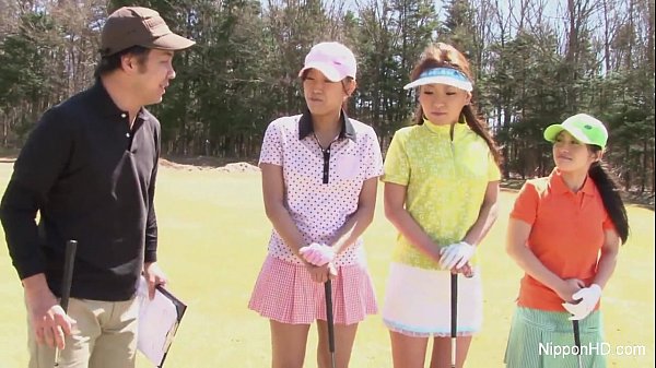 Gadis Asia Muda Main Golf Tanpa Busana, Goyangin Pantat Pas Ayun Stik.