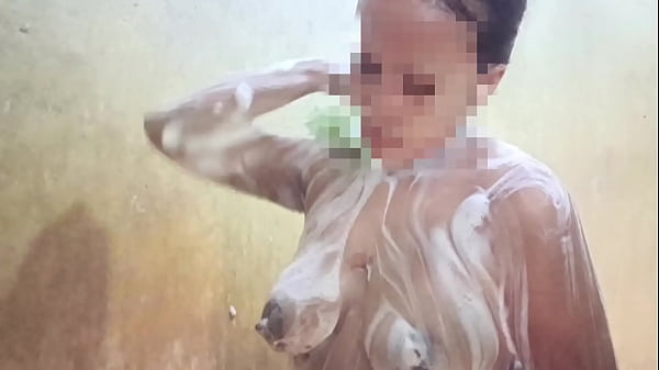 Lihatin Aku Mandi Aja Sayang, Biar Kamu Makin Ngiler Lihat Tubuh Basahku