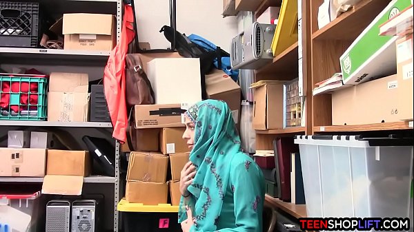 Remaja Arab Ketahuan Mencuri Di Toko, Malah Digituin Sama Satpam Sampai Meringis